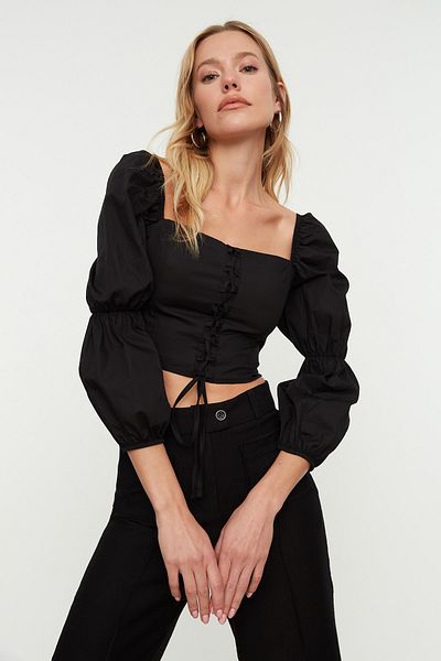 Trendyol Collection Czarna, wiązana bluzka z ozdobnym kwadratowym kołnierzykiem TWOSS20BZ1002