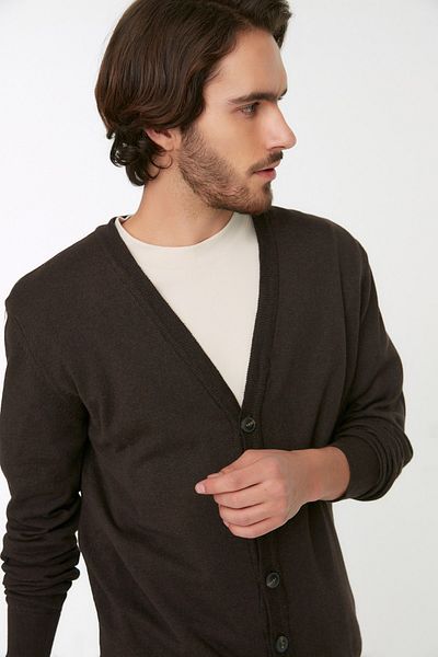 Trendyol Collection Brauner Slim-Fit-Cardigan aus Baumwolle mit V-Ausschnitt und Knöpfen TMNAW21HI0274