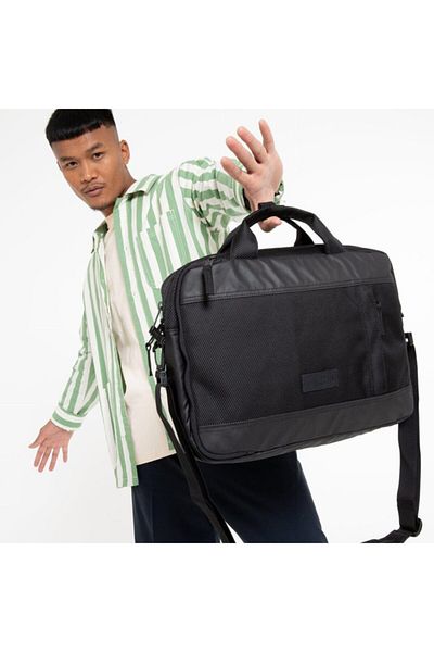 Eastpak حقيبة كتف للكمبيوتر المحمول من Acton Cnnct Ek42f80w