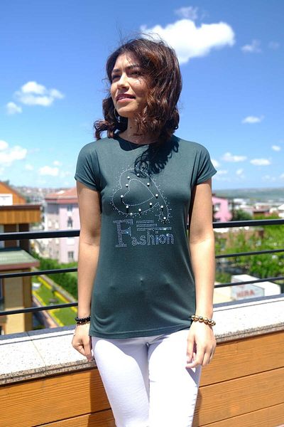 AVORWE Μπλουζάκι Stoned Fashion με λεπτομέρεια και καρδιά