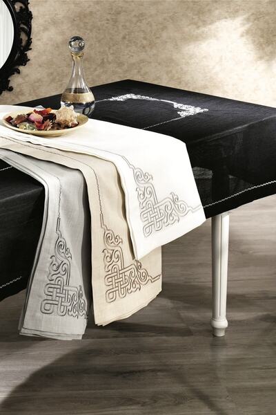 Nazik Home Santa Nakışlı Dertsiz Masa Örtüsü 150cmx250cm Gri