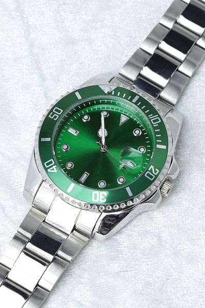 Leerybee Silver Color Steel Strap Men's Wristwatch