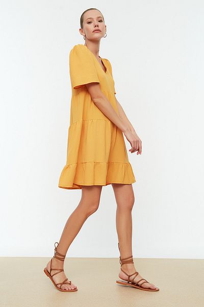 Trendyol Collection Senffarbenes, weit geschnittenes, gewebtes Kleid TWOSS20EL0400