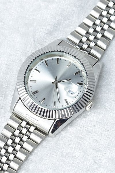 Leerybee Silver Color Steel Strap Men's Wristwatch
