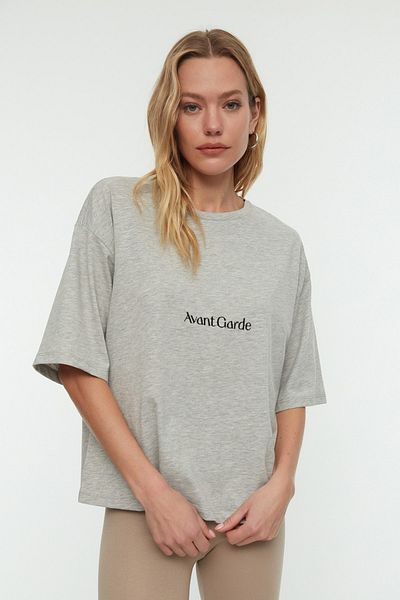 Trendyol Collection Szürke pamut kevert szlogen, hímzett, laza/széles, laza szabású, nyakú póló TWOSS21TS0481