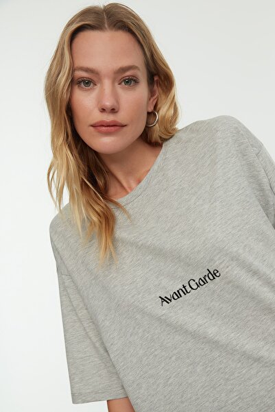 Trendyol Collection Szary T-shirt z domieszką bawełny i haftowanym hasłem o swobodnym/szerokim kroju z okrągłym dekoltem TWOSS21TS0481