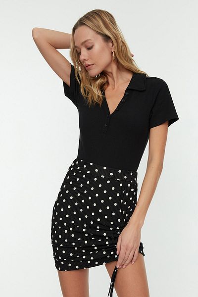 Trendyol Collection Μαύρο κουμπί Λεπτομερής γιακάς Polo Εφαρμόζεται/Σώμα Εφαρμόζεται Ευέλικτο κουμπωτό πλεκτό σώμα TWOSS21BD0004