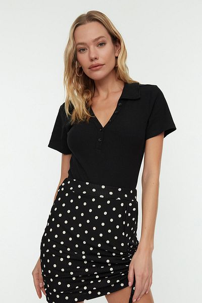 Trendyol Collection Μαύρο κουμπί Λεπτομερής γιακάς Polo Εφαρμόζεται/Σώμα Εφαρμόζεται Ευέλικτο κουμπωτό πλεκτό σώμα TWOSS21BD0004