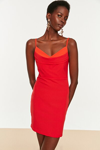 Trendyol Collection Piros rövid, stílusos estélyi ruha - bordázott részlet, szőtt TPRSS22EL1402