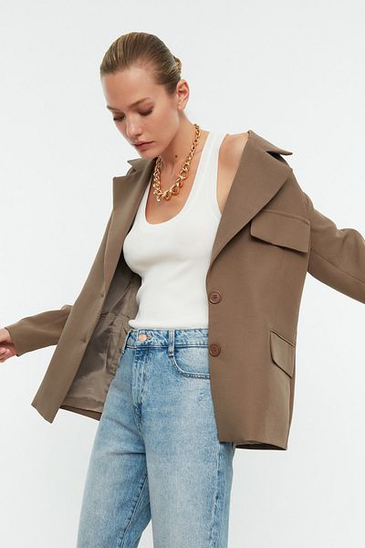 Trendyol Collection Nerzfarbene, übergroße, gefütterte, zweireihige Blazerjacke aus Webstoff mit Verschluss TWOSS22CE0077