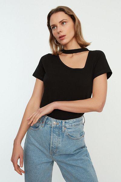Trendyol Collection Tricou negru 100% bumbac tricotat cu guler asimetric TWOSS22TS1167