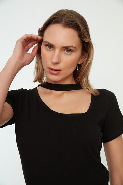 Trendyol Collection Tricou negru 100% bumbac tricotat cu guler asimetric TWOSS22TS1167