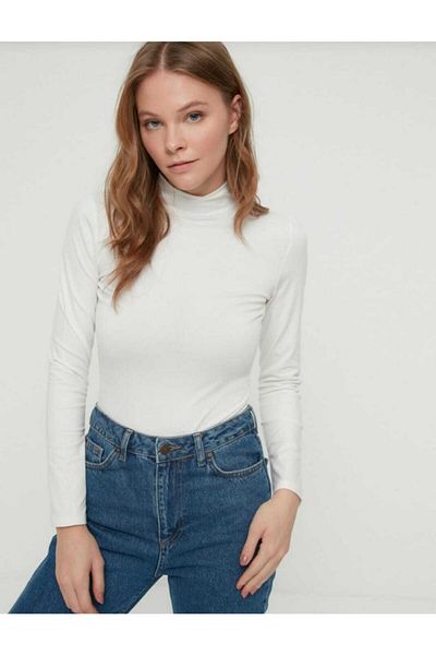 SÖNMEZİLAY White Long Sleeve Half Turtleneck Body