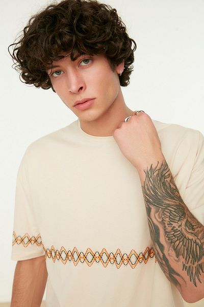 Trendyol Collection Stone Oversize/Wide Cut Kurzarm-T-Shirt aus bestickter 100 % Baumwolle TMNSS21TS1889