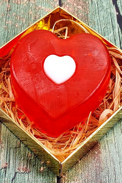 FANTASTİK SANAT ATÖLYESİ Decorative Gift Strawberry Scented Heart Series Red White Decorative Bathroom and Hand Soap