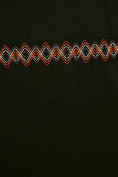 Trendyol Collection Czarny T-shirt oversize/szeroki krój z okrągłym dekoltem i krótkim rękawem, haftowany w 100% z bawełny TMNSS21TS1889