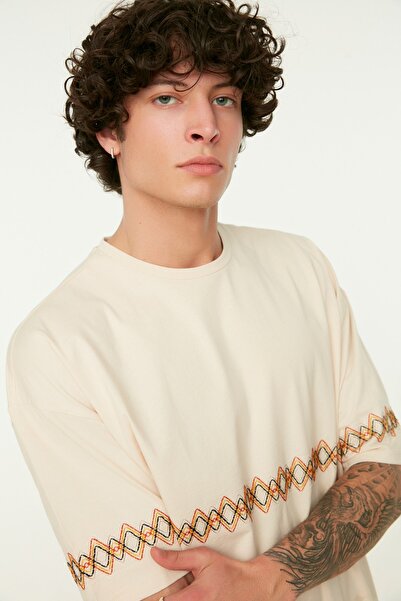 Trendyol Collection Oversize'owa koszulka z krótkim rękawem i haftem bawełnianym - TMNSS21TS1889