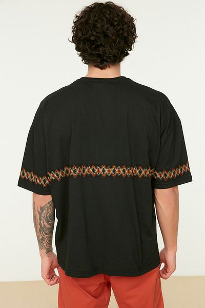 Trendyol Collection Schwarzes Oversize/Wide-Cut-T-Shirt mit Rundhalsausschnitt und kurzen Ärmeln, bestickt, 100 % Baumwolle TMNSS21TS1889