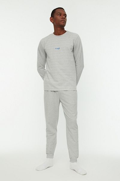 Trendyol Collection Graues Strick-Pyjama-Set mit normaler Passform – Bedruckt, TMNAW22PT0754
