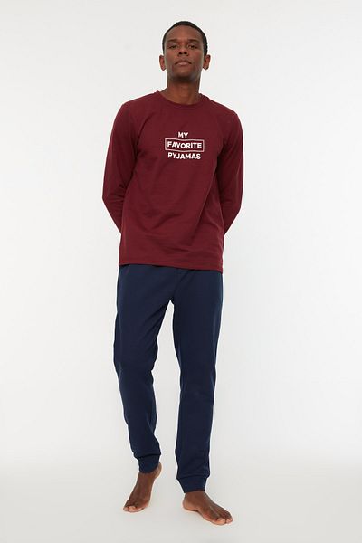 Trendyol Collection Bedrucktes Pyjama-Set in Weinrot mit normaler Passform - TMNAW22PT0759