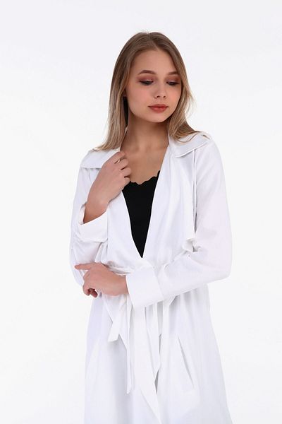DISENTIS MODEST Jachetă lungă albă pentru femei - cu epoleți, fante laterale și curea