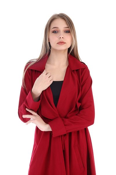 DISENTIS MODEST Jachetă lungă de damă, roșu Claret, cu epoleți și fante pe laterale și cu curea