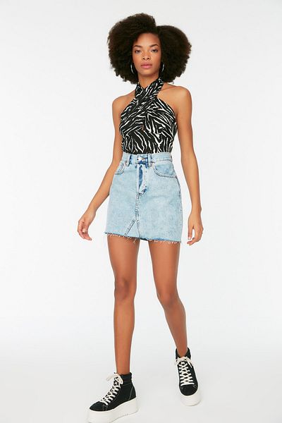 Trendyol Collection Schwarze bedruckte, eng anliegende, dehnbare Strickbluse mit Neckholder und Neckholder TWOSS22BZ0703