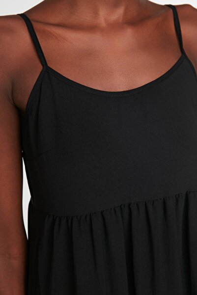 Trendyol Collection Černá sukně volánka s uvolněným střihem s páskem Midi tkané šaty TWOSS22EL1837