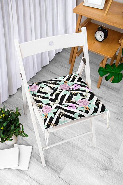 Realhomes Black and White Labyrinth Themed Abstract Flower Patterned Fluffy Chair Cushion