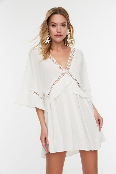 Trendyol Collection Biała tkana sukienka plażowa w paski z dodatkiem mini TBESS21EL2759