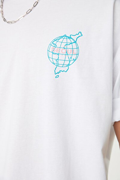 Trendyol Collection Μοτίβο Far East - 100% βαμβακερό μπλουζάκι με λαιμόκοψη μεγάλου μεγέθους TMNSS21TS1219