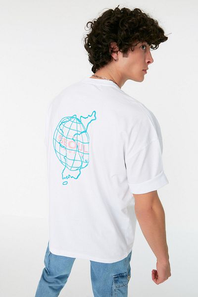 Trendyol Collection Far East Pattern – Übergroßes T-Shirt aus 100 % Baumwolle mit Rundhalsausschnitt TMNSS21TS1219