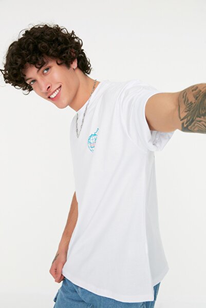 Trendyol Collection Μοτίβο Far East - 100% βαμβακερό μπλουζάκι με λαιμόκοψη μεγάλου μεγέθους TMNSS21TS1219