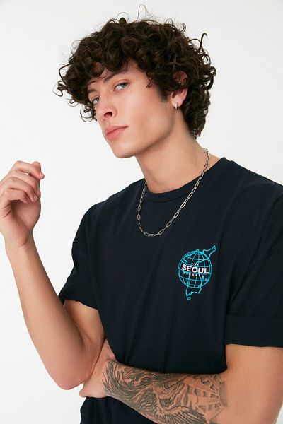 Trendyol Collection Oversize bavlněné tričko Seoul s potiskem v námořnické modré - TMNSS21TS1219