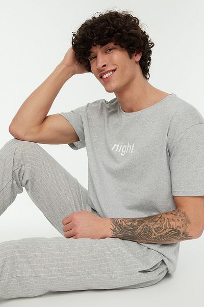 Trendyol Collection Grau bedrucktes Strick-Pyjama-Set mit normaler Passform THMAW21PT0393