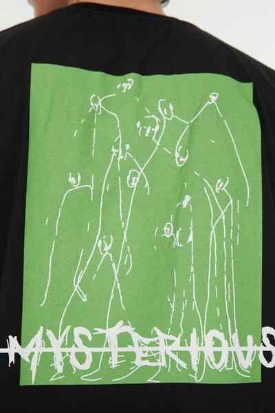 Trendyol Collection Černé oversize tričko s potiskem – 100% design, TMNSS22TS0913