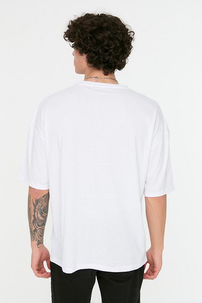 Trendyol Collection Weit geschnittenes, kurzärmliges T-Shirt mit Stadtdruck - TMNSS20TS1102