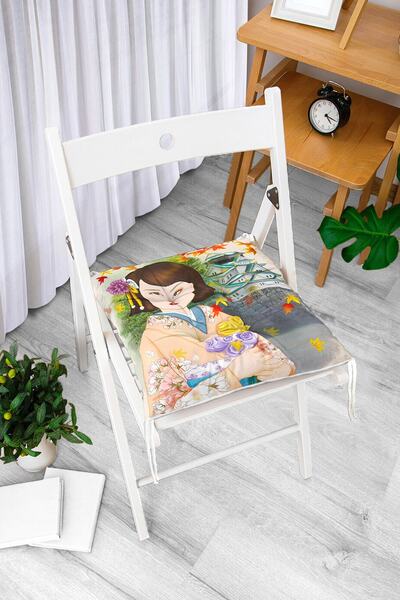 Realhomes Japanska kultura Japanka drži ružu sa modernim pufnastim jastukom z...