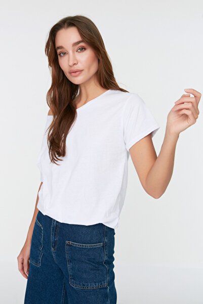 Trendyol Collection Λευκό πλεκτό μπλουζάκι με λαιμόκαρα - 100% βαμβάκι, φαρδιά εφαρμογή TWOSS20TS0140