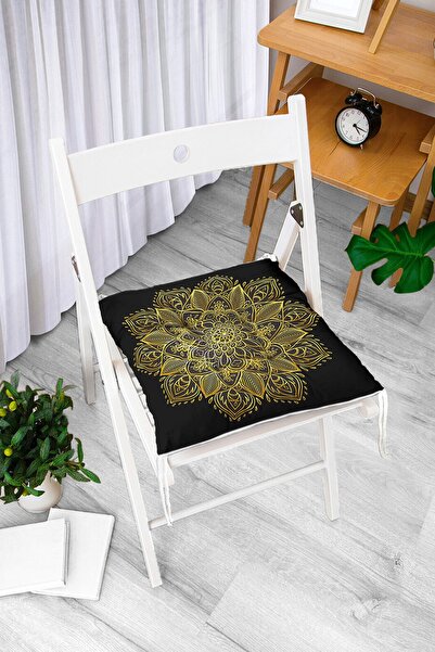 Realhomes Pufasti jastuk za stolicu sa zlatnim mandala motivom na crnoj pozadini