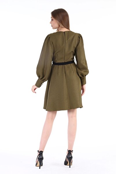 DISENTIS MODEST Μαύρο καφέ φόρεμα με στρογγυλή λαιμόκοψη με πλισέ φαρδιά μανσέτα με φερμουάρ Houndstooth