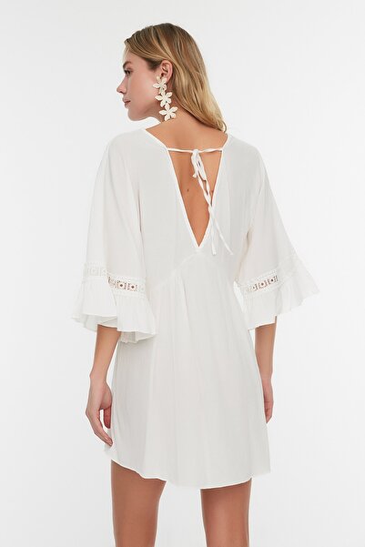 Trendyol Collection Biała tkana sukienka plażowa w paski z dodatkiem mini TBESS21EL2759