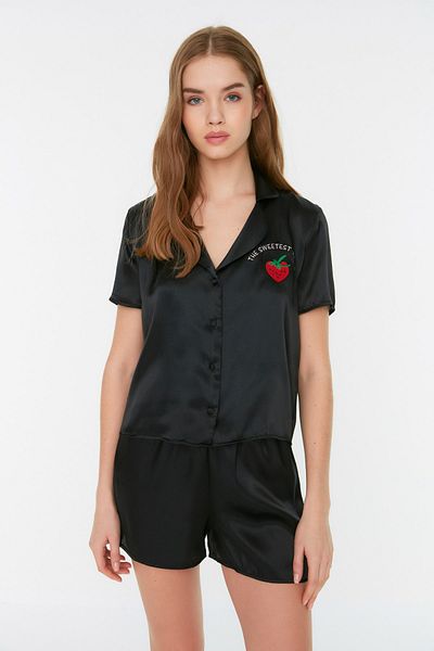 Trendyol Collection Satin-Pyjama-Set – schwarze Shorts mit Erdbeer-Stickerei THMSS22PT0395