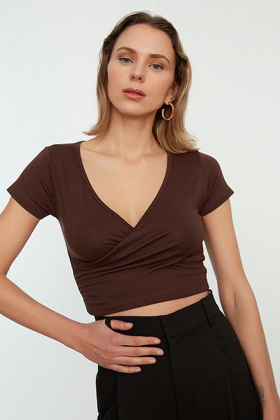 Trendyol Collection Καφέ εφαρμοστό διπλό στήθος λαιμόκοψη, ελαστική πλεκτή μπλούζα βισκόζης TWOSS22BZ0536
