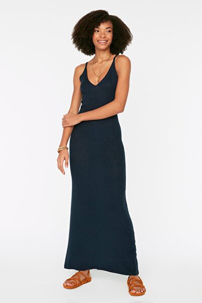 Trendyol Collection Marineblaues Maxi-Strick-Basic-Kleid mit dünnen Trägern TWOSS20EL1574