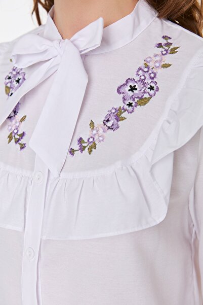 Trendyol Collection Bavlněná ecru košile – detail s výšivkou a volánem, Regular Fit TWOSS22GO0250