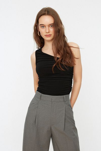 Trendyol Collection Czarna, dopasowana, rozciągliwa bluzka z dzianiny na jedno ramię TWOSS21BZ0590