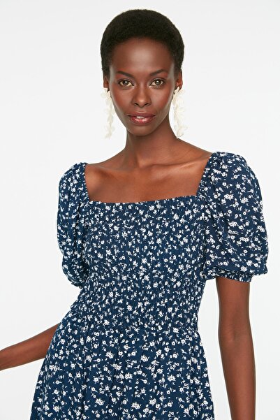 Trendyol Collection Sötétkék virágos korcsolyázó/övnyitó Gippeli viszkóz mini szőtt ruha TWOSS22EL0370
