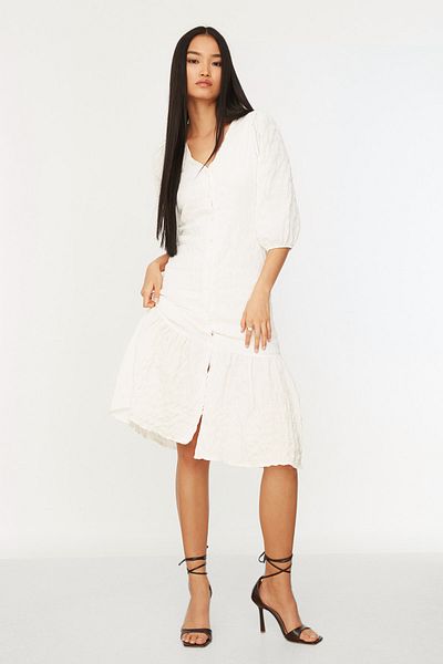 Trendyol Collection Ecru ing Midi szőtt bélelt szövet texturált szőtt ruha TWOSS21EL1127