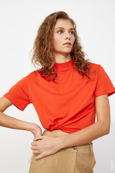 Trendyol Collection Rotes Basic-Strick-T-Shirt aus 100 % Baumwolle mit Stehkragen TWOAW20TS0096